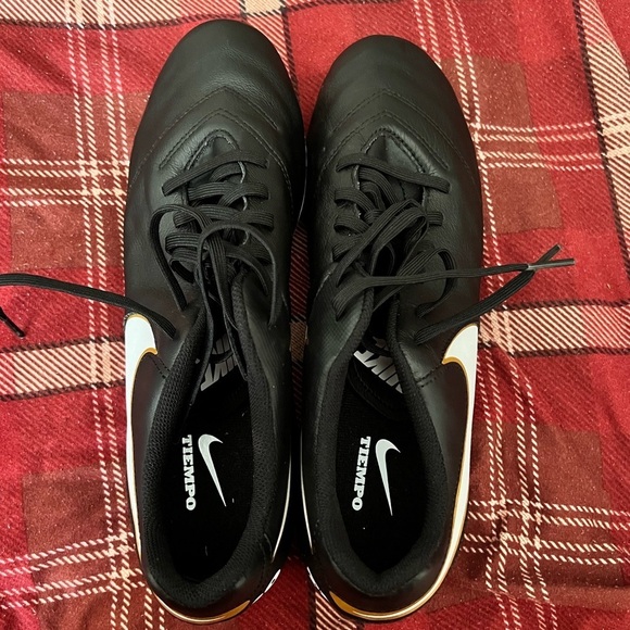 Nike Black and White Athletic Shoes with Classic Design - Picture 4 of 4